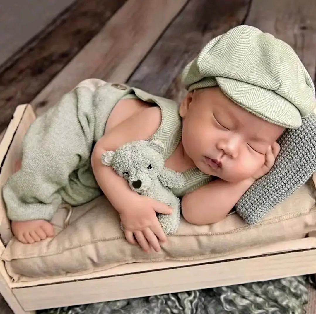 Conjunto bebé con tirantes y gorra - miniatura 2