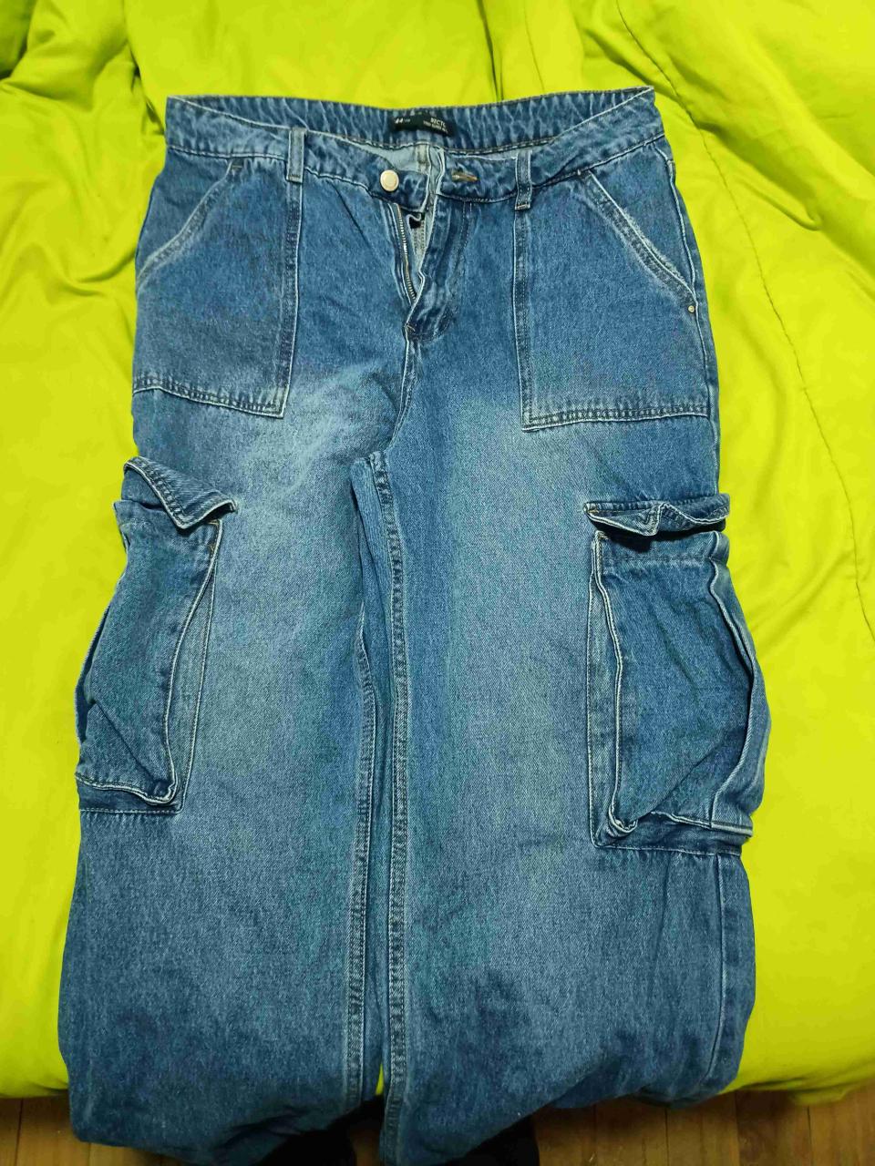 Jeans cargo azul con bolsillos - miniatura 3
