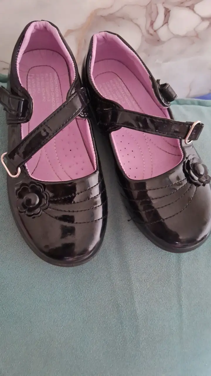 Zapatos de charol  blancos con hebilla niña - miniatura 2