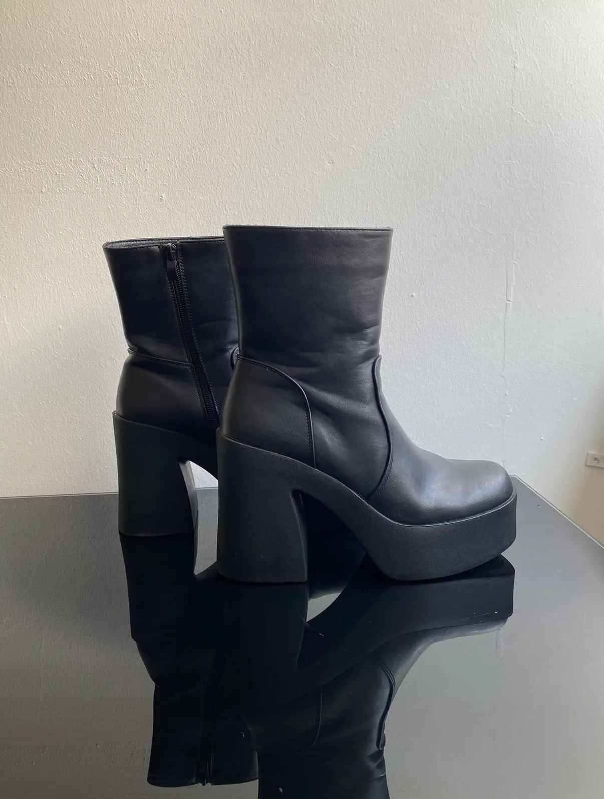 Botines  ecocuero negro con taco cuadrado - miniatura 1