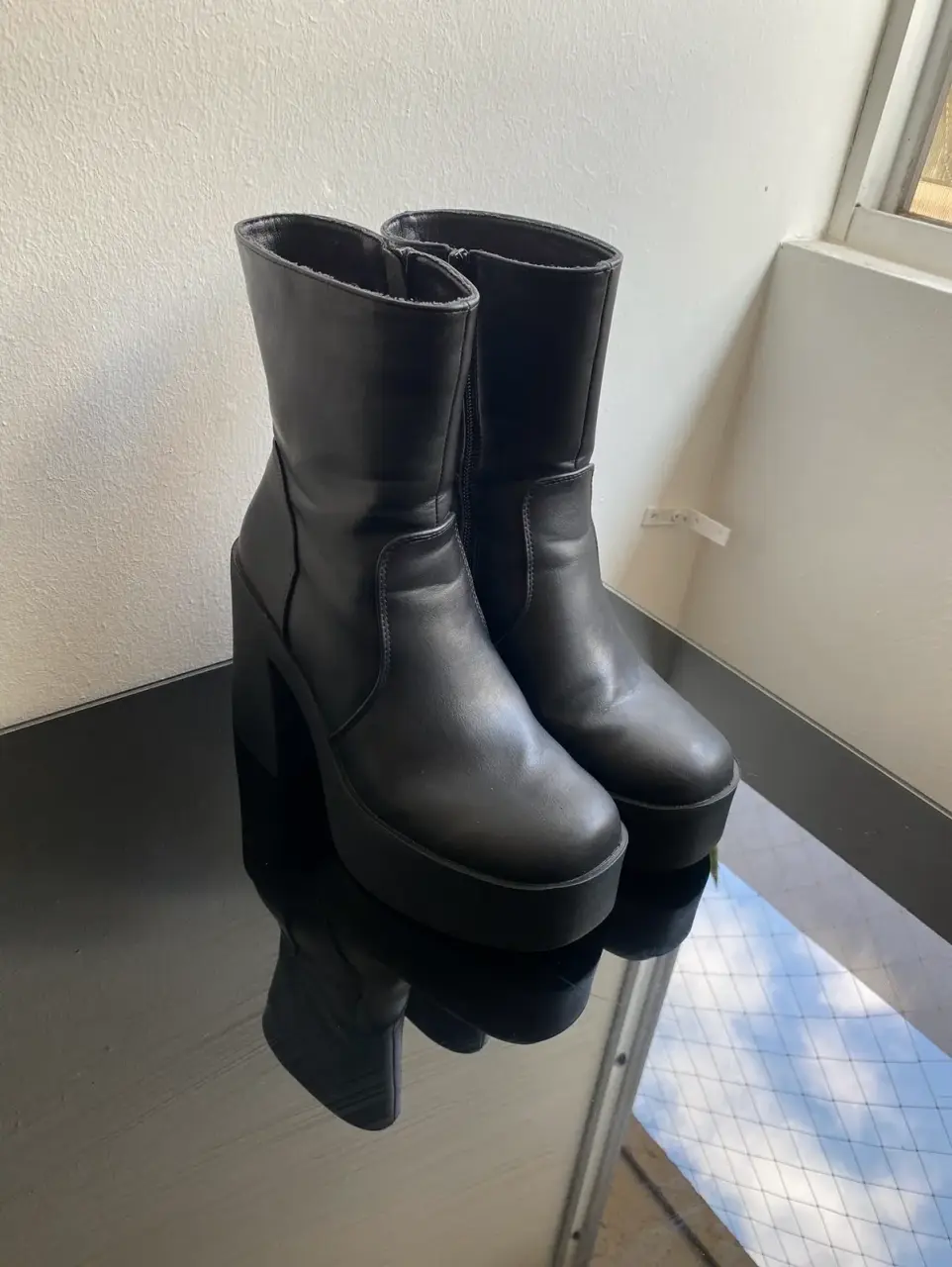 Botines  ecocuero negro con taco cuadrado - miniatura 2