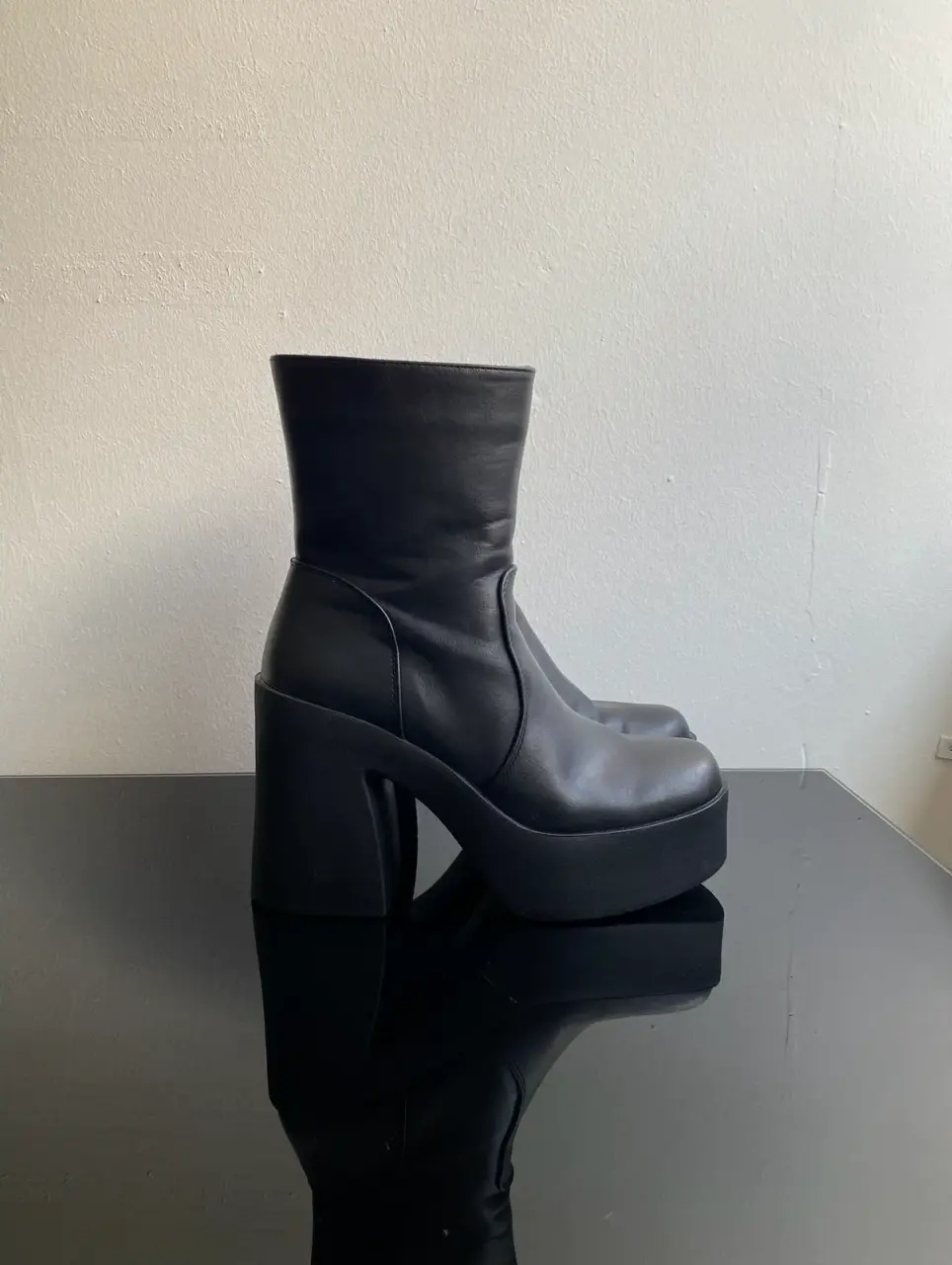 Botines  ecocuero negro con taco cuadrado - miniatura 3
