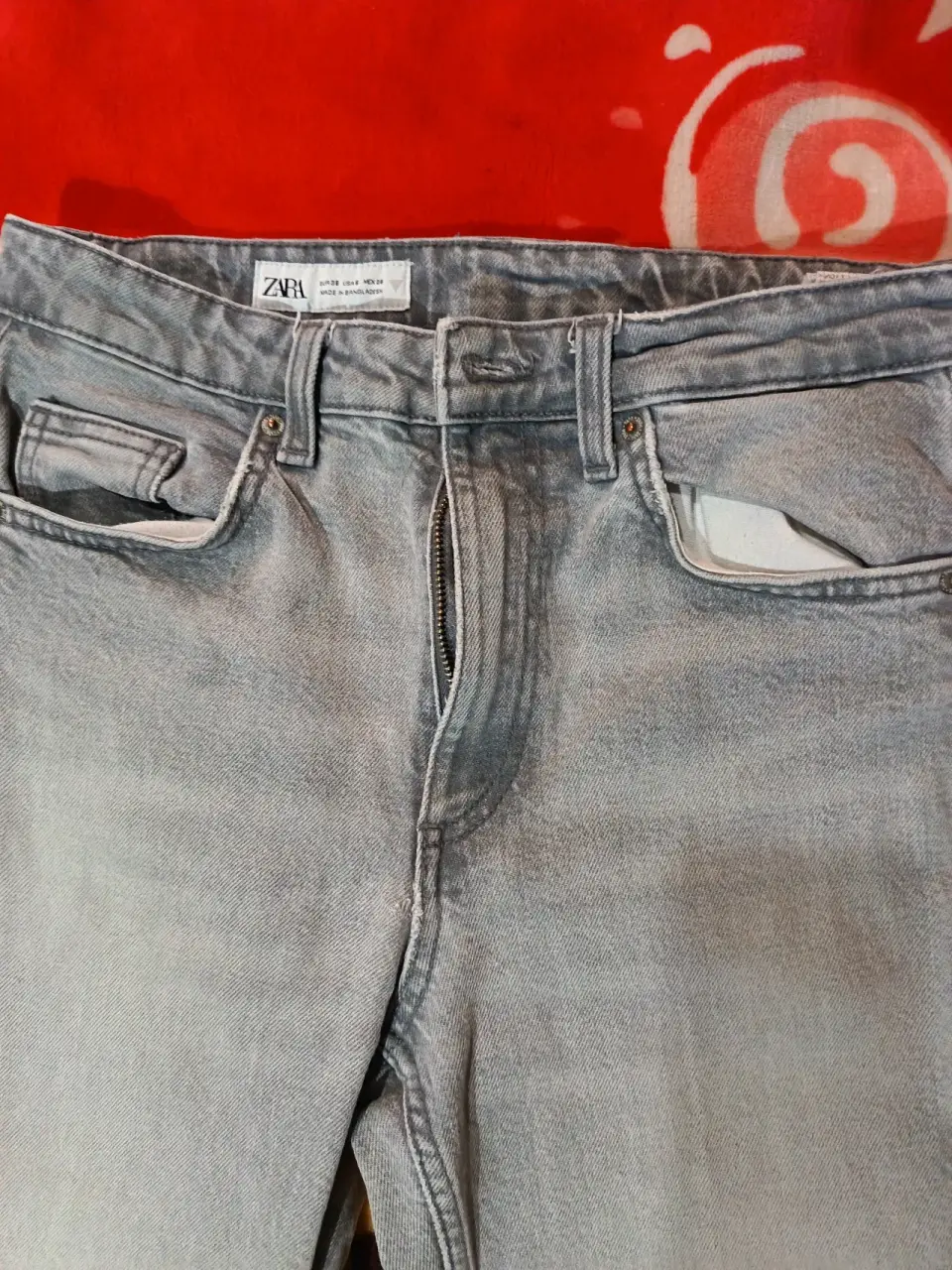 Jeans grises con desgastado - miniatura 2