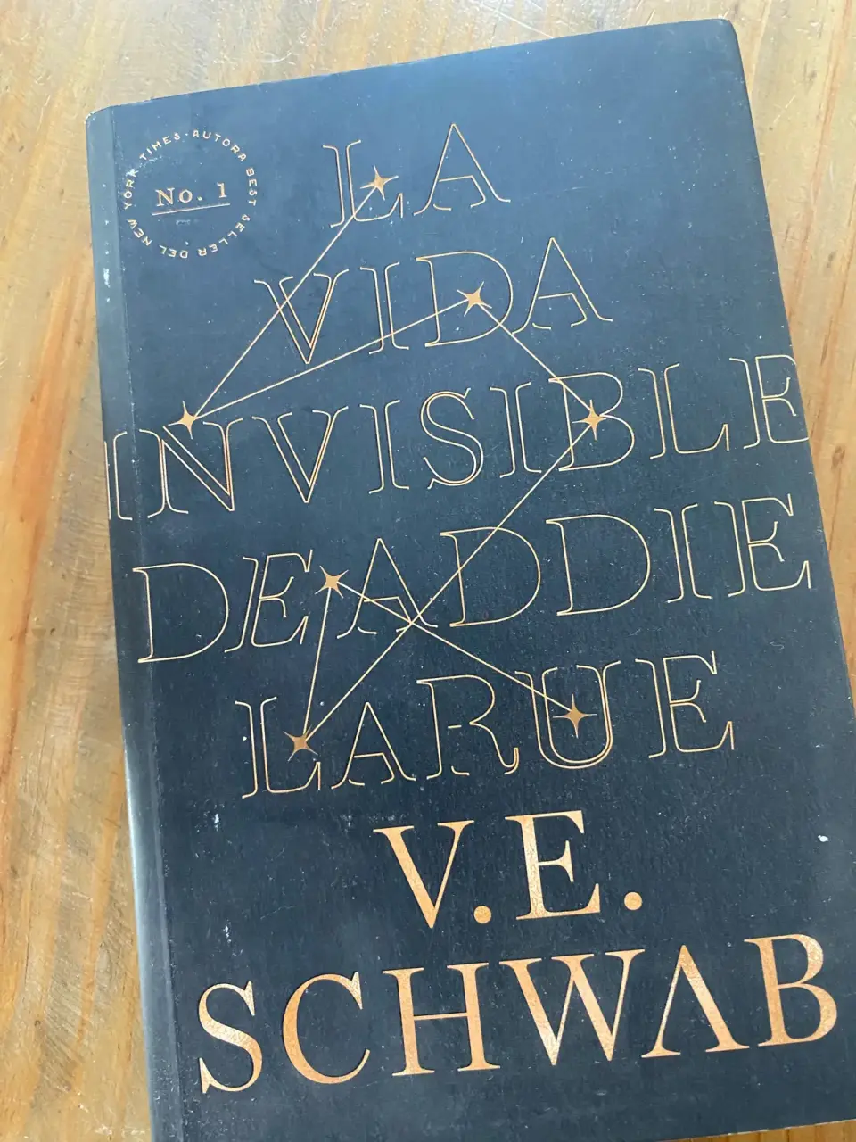 Libro 'La Vida Invisible de Addie LaRue' - miniatura 1