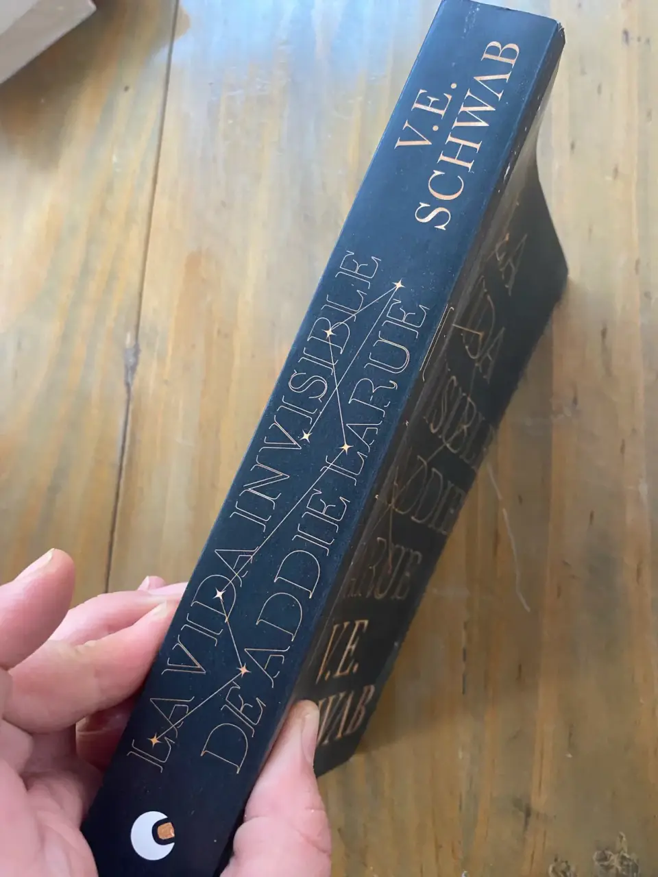 Libro 'La Vida Invisible de Addie LaRue' - miniatura 2