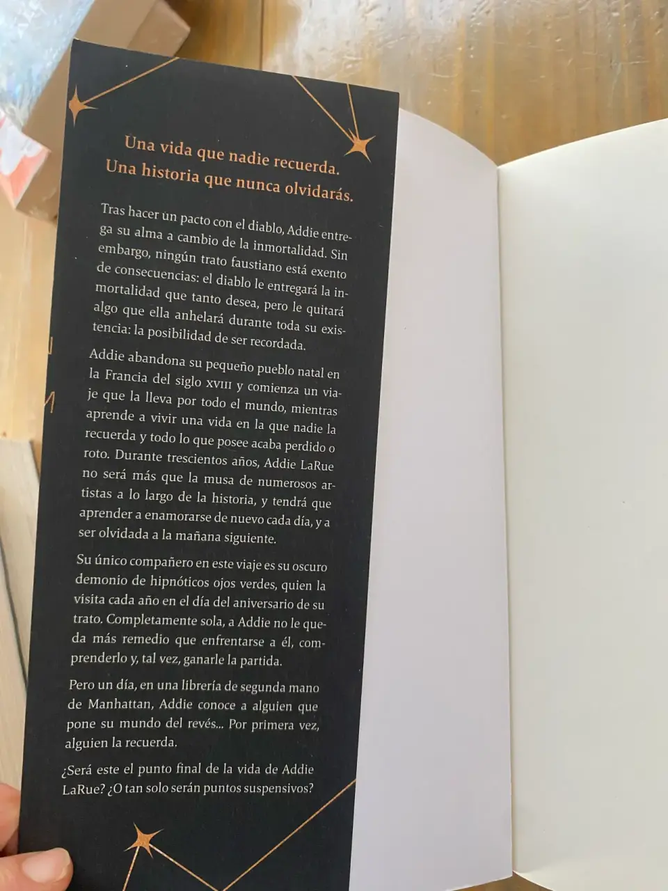 Libro 'La Vida Invisible de Addie LaRue' - miniatura 4