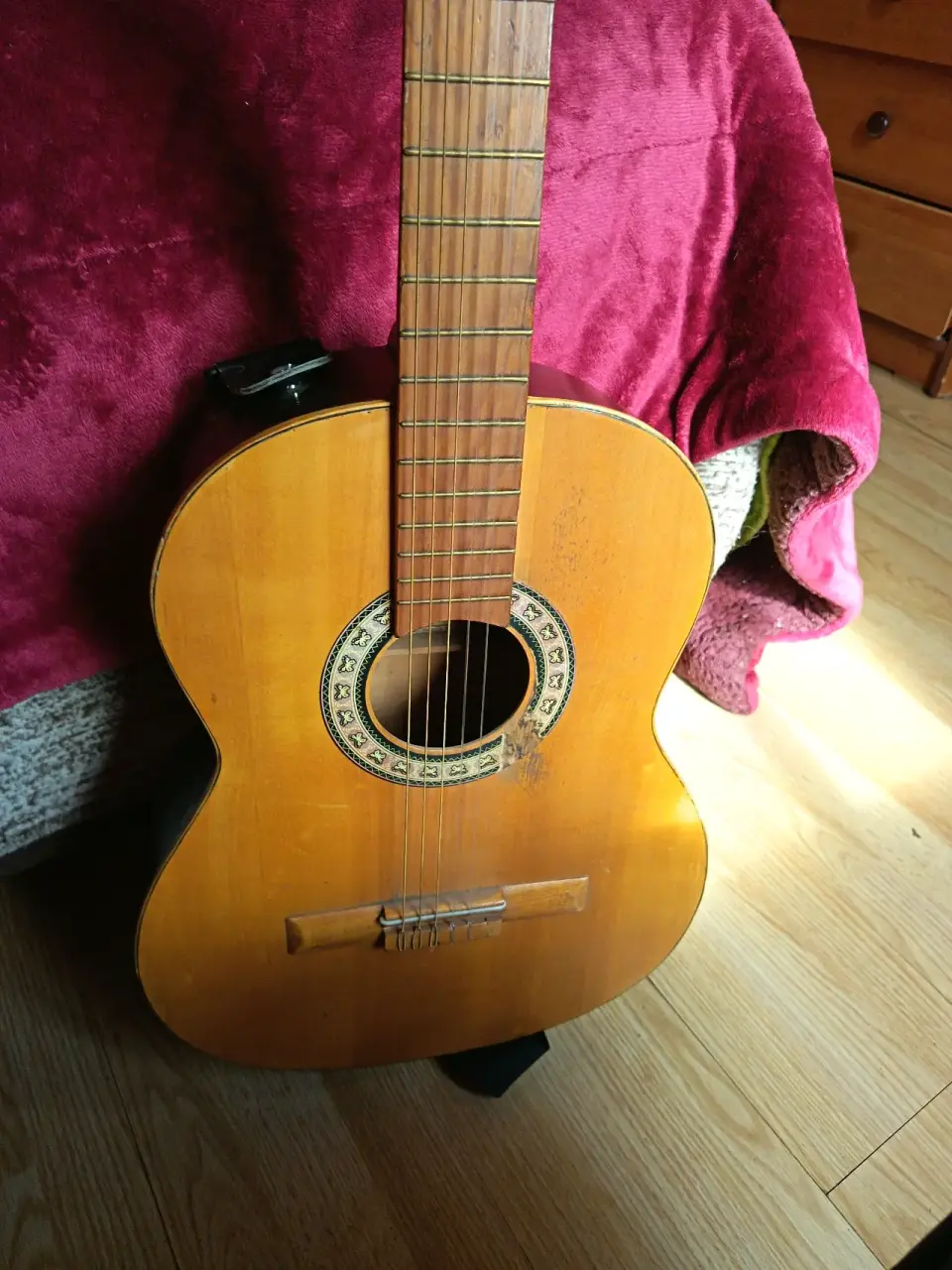 Guitarra acústica de madera - miniatura 2