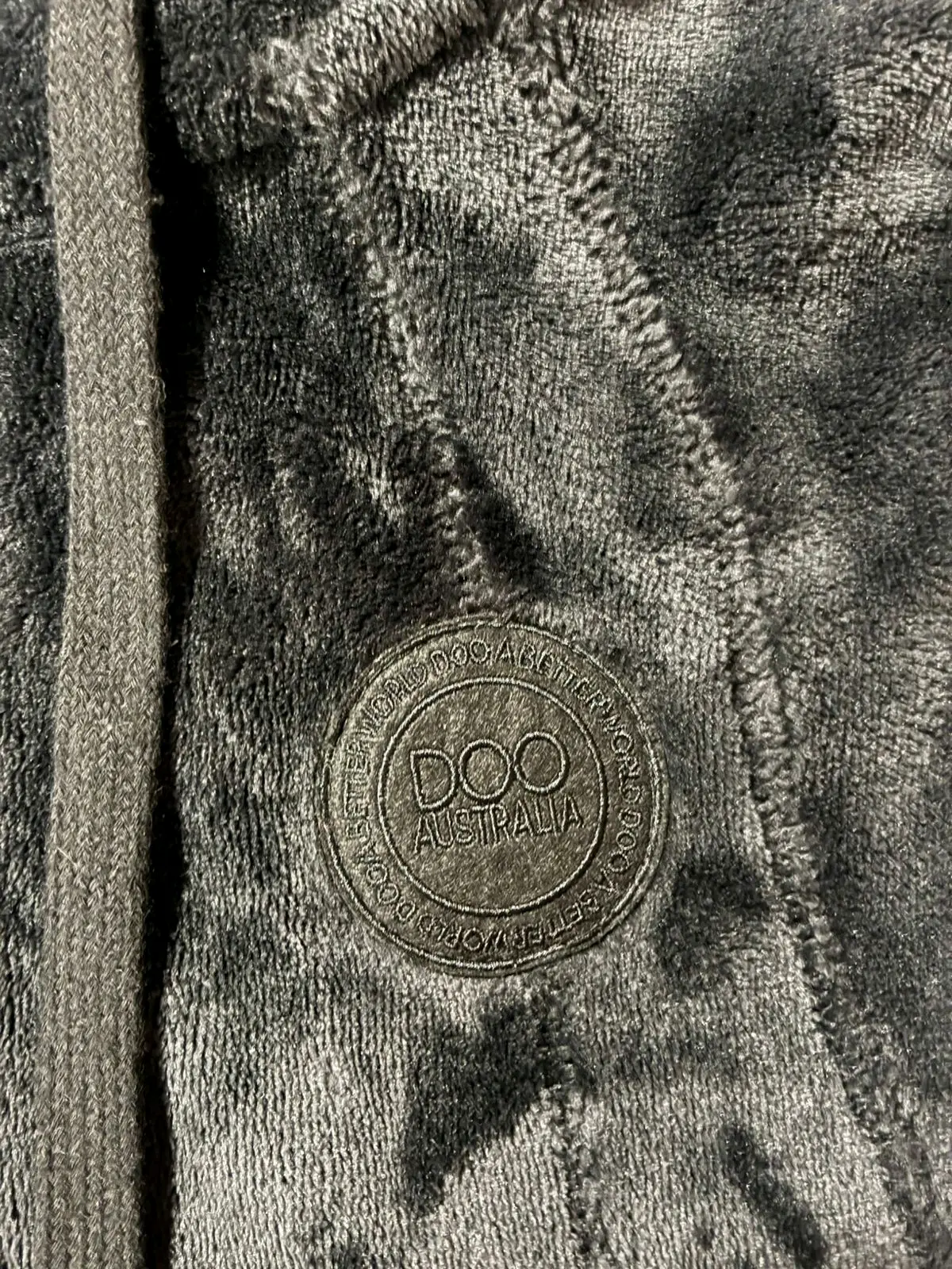 Chaqueta negra con capucha - miniatura 2