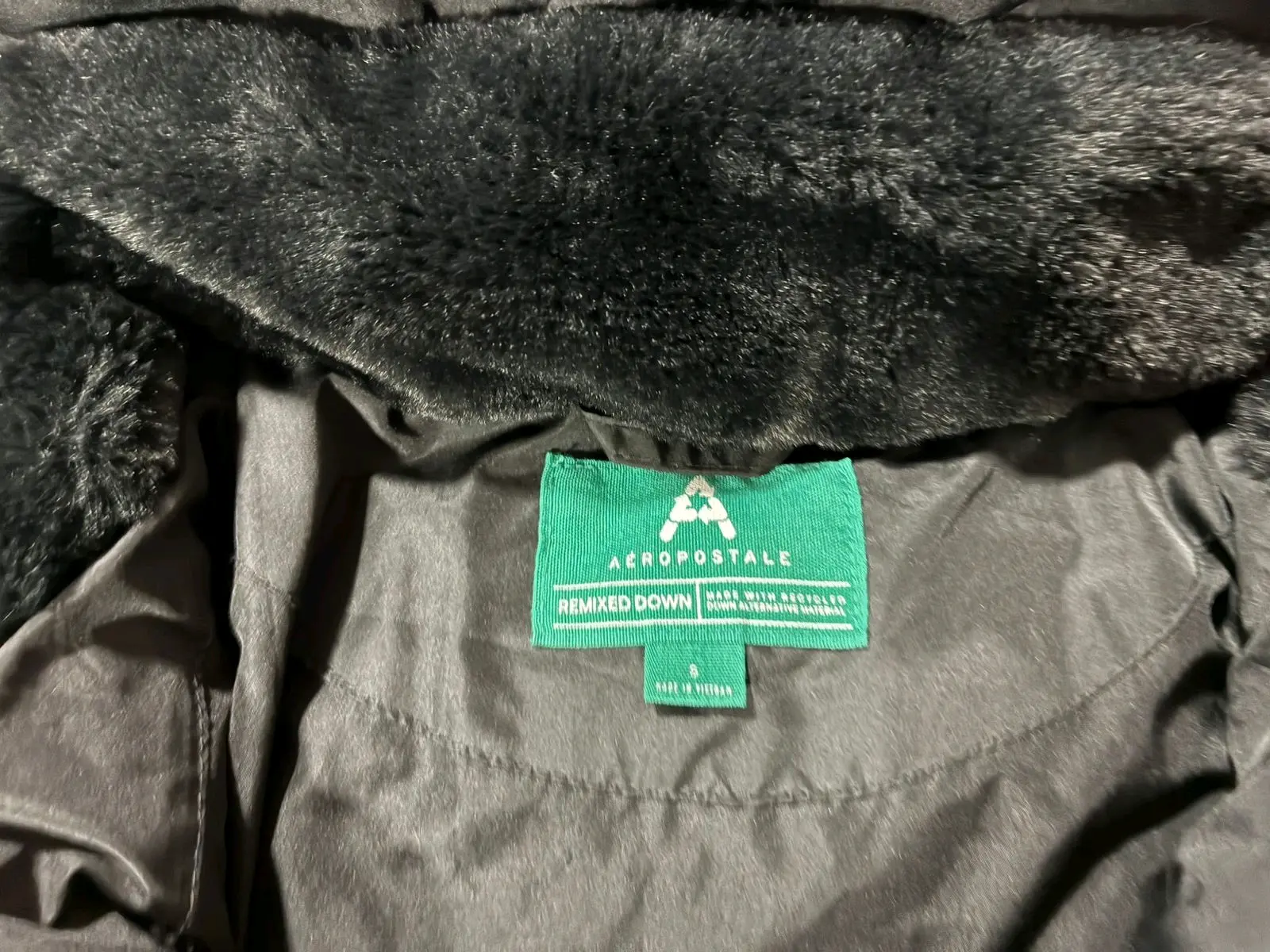 Chaqueta negra con capucha - miniatura 3