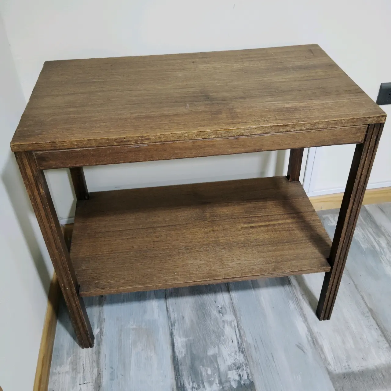 Mesa auxiliar de madera