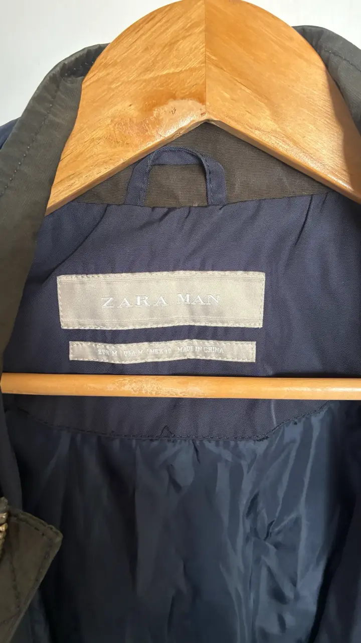 Chaqueta azul con capucha - miniatura 2