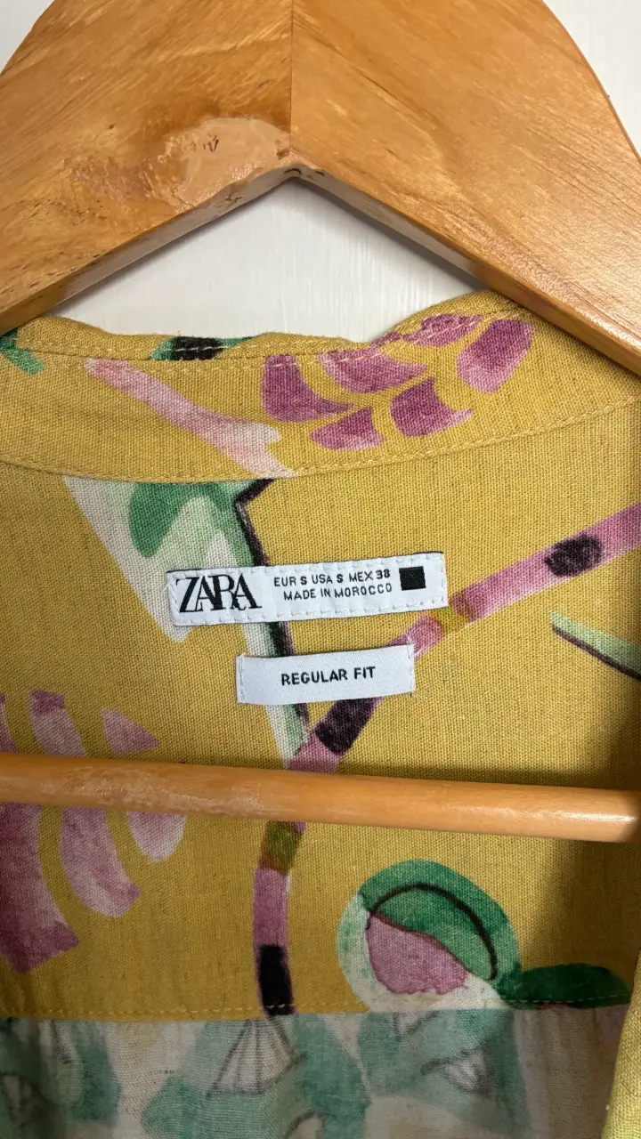 Camisa amarilla con estampado tropical - miniatura 2