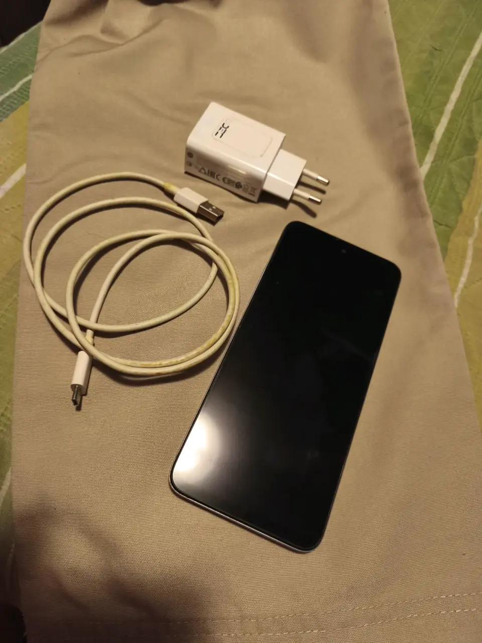 Celular con cargador y cable USB - miniatura 1