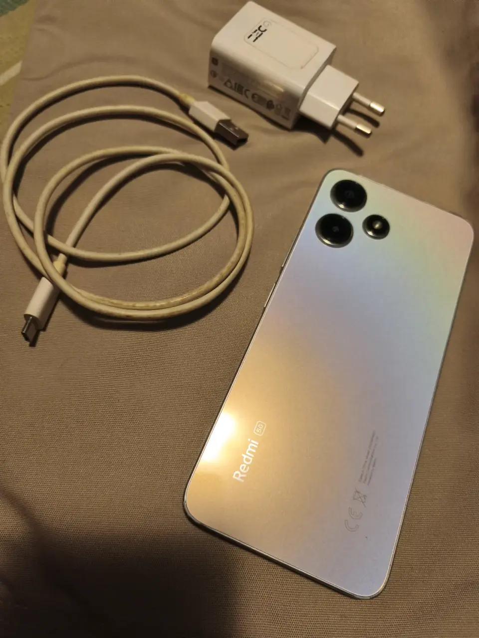 Celular con cargador y cable USB - miniatura 3