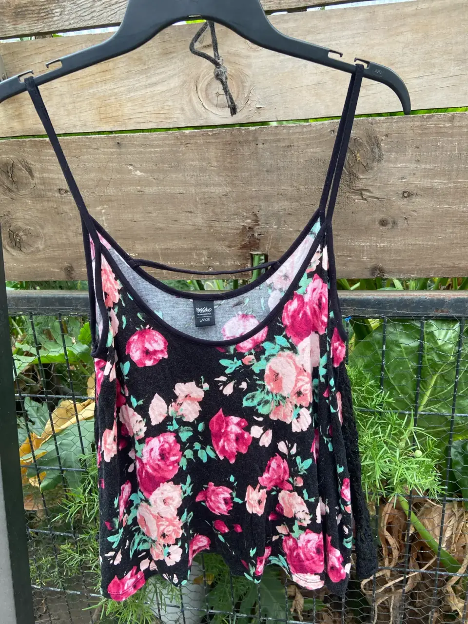 Polera Mossimo negra con flores rosas