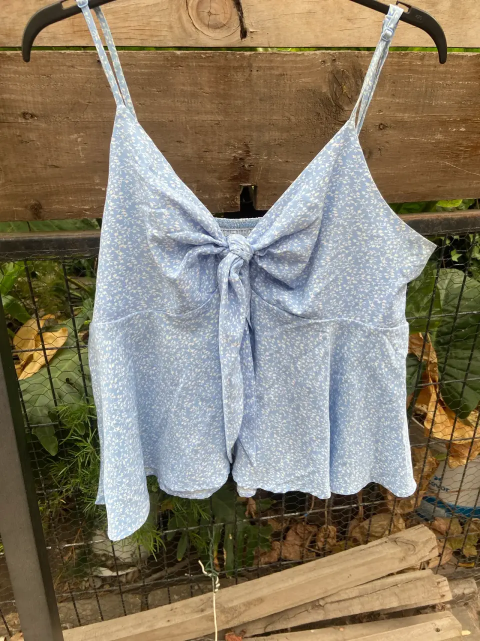 Blusa celeste con lazo floral