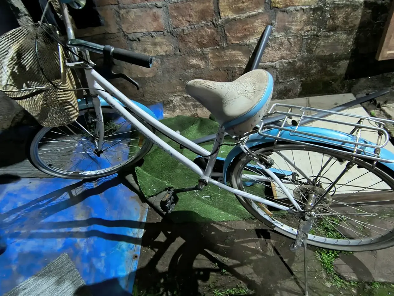 Bicicleta vintage azul y blanca aro 26 - miniatura 1