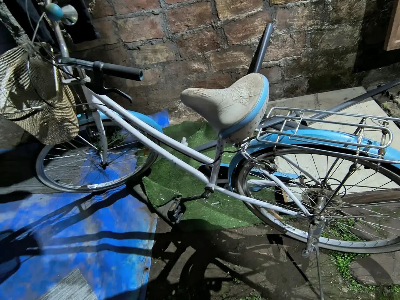 Bicicleta vintage azul y blanca aro 26 - miniatura 2