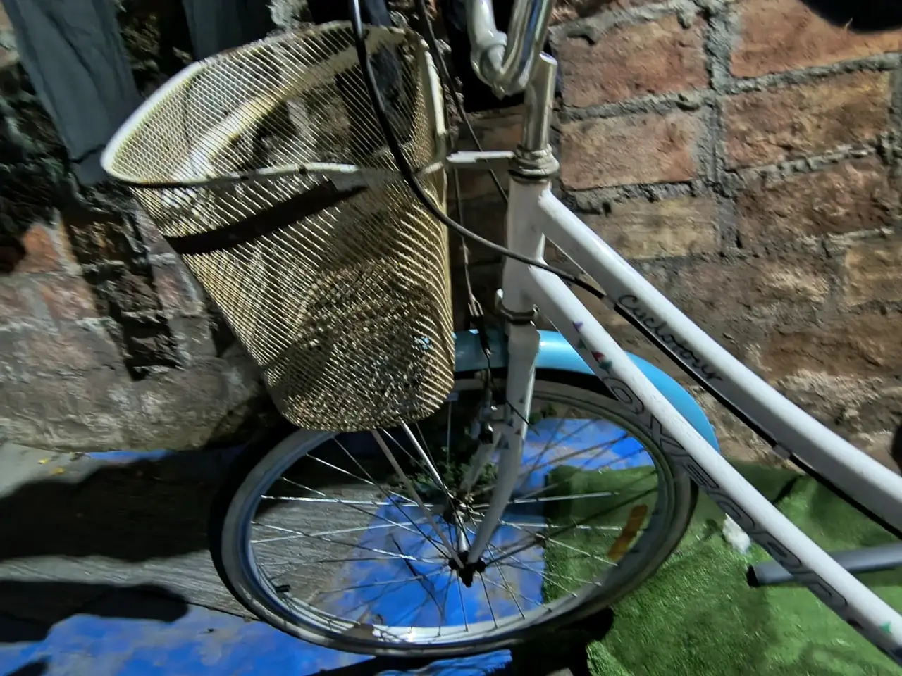 Bicicleta vintage azul y blanca aro 26 - miniatura 4