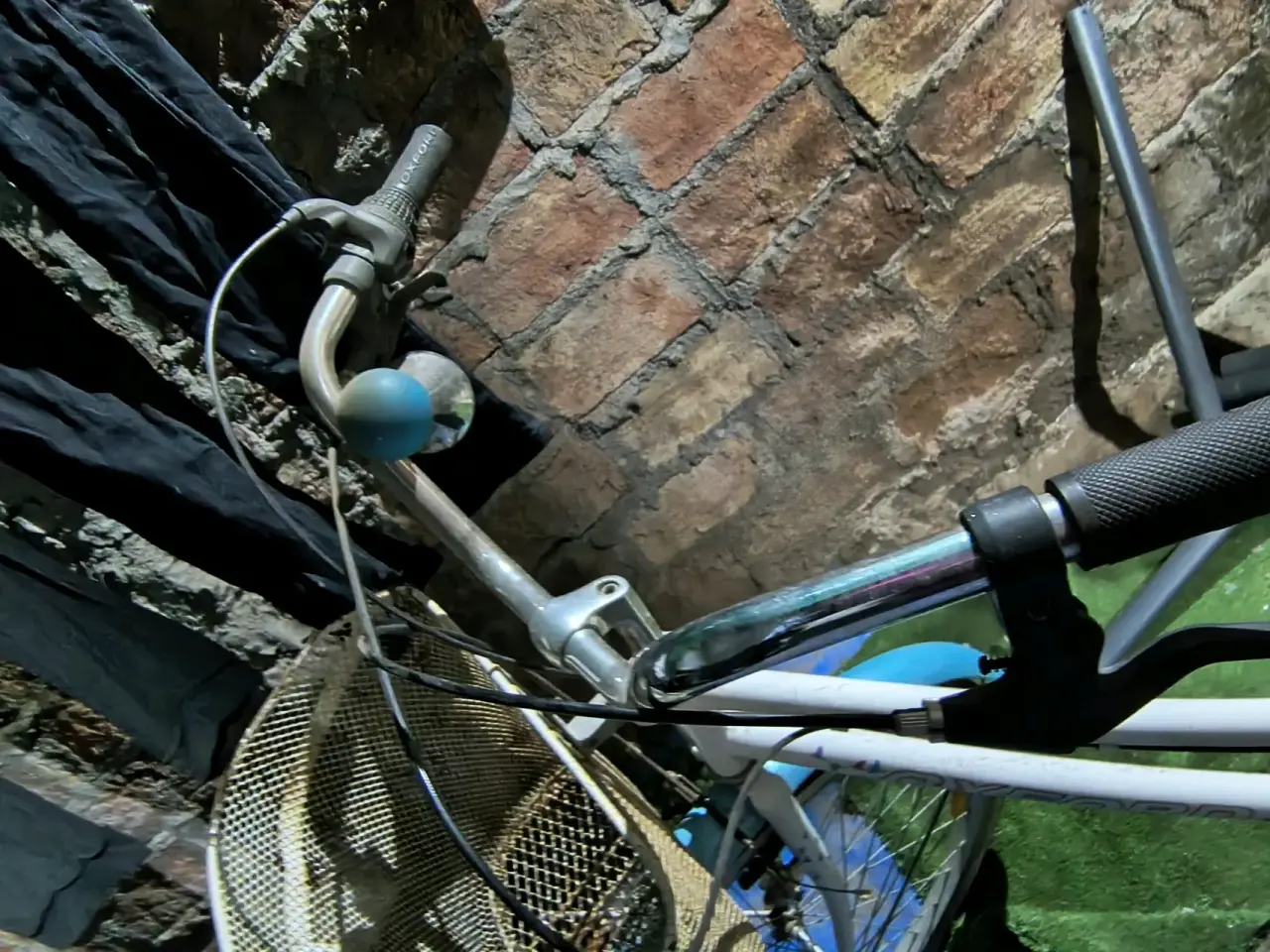 Bicicleta vintage azul y blanca aro 26 - miniatura 5