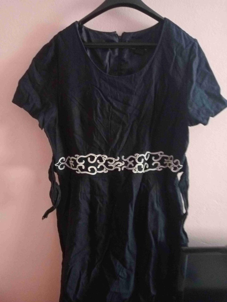Vestido azul con detalles blancos - miniatura 1