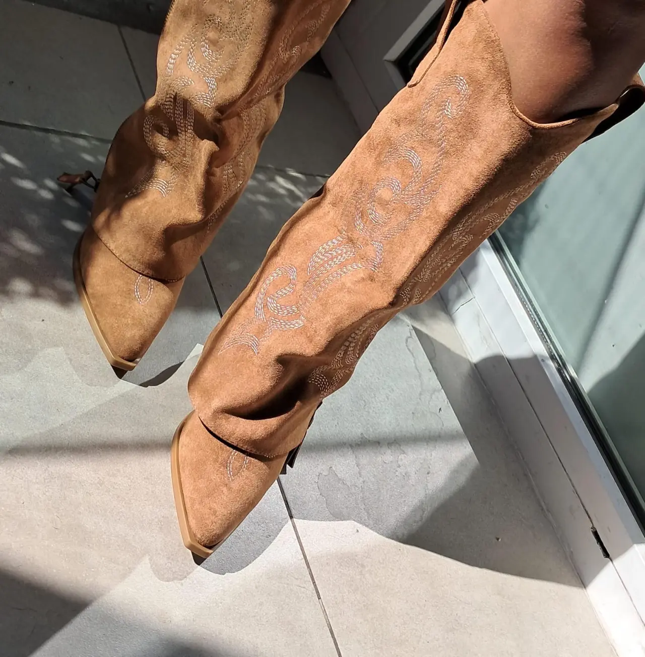 Botas vaqueras altas camel con bordado - miniatura 3