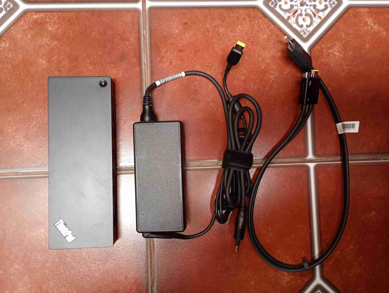 Docking station Lenovo con cables - miniatura 1
