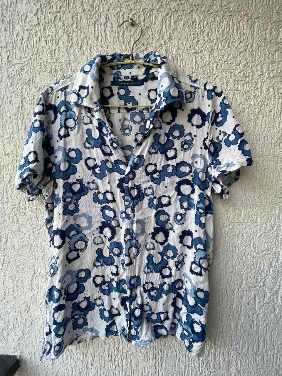 Camisa estampada azul y blanca - miniatura 1