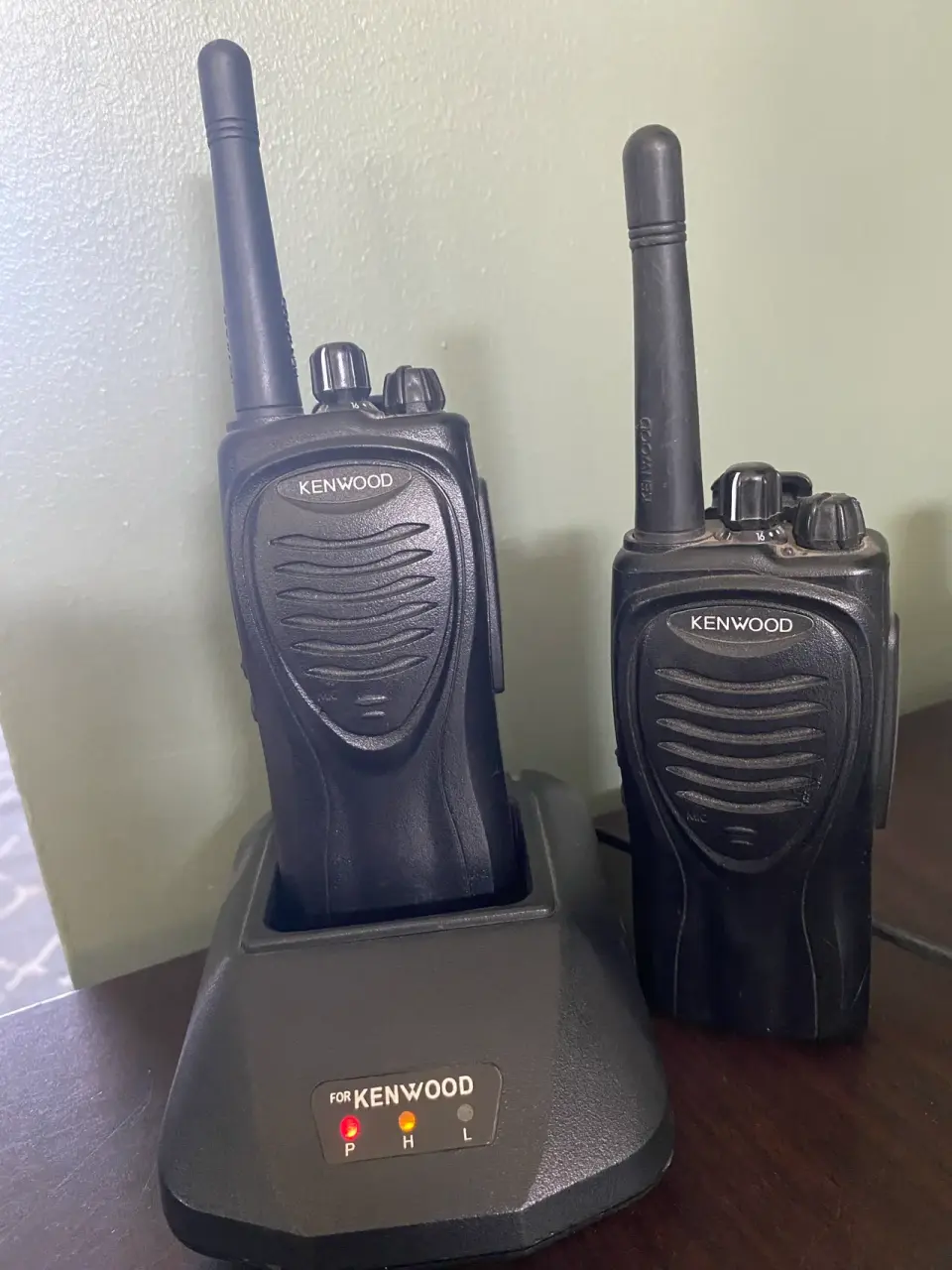 2 Radios Kenwood con 1 cargador