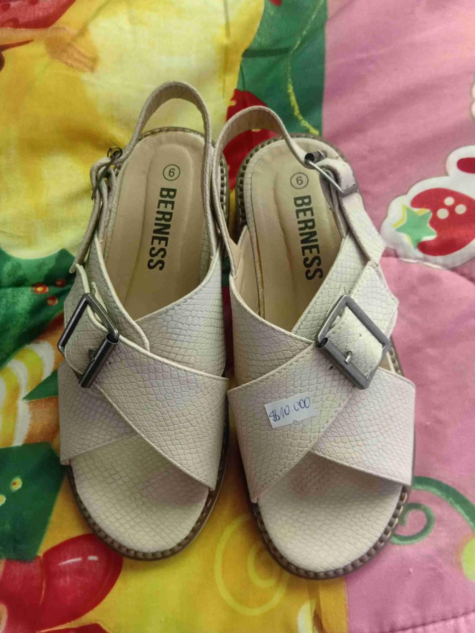 Sandalias beige con hebilla