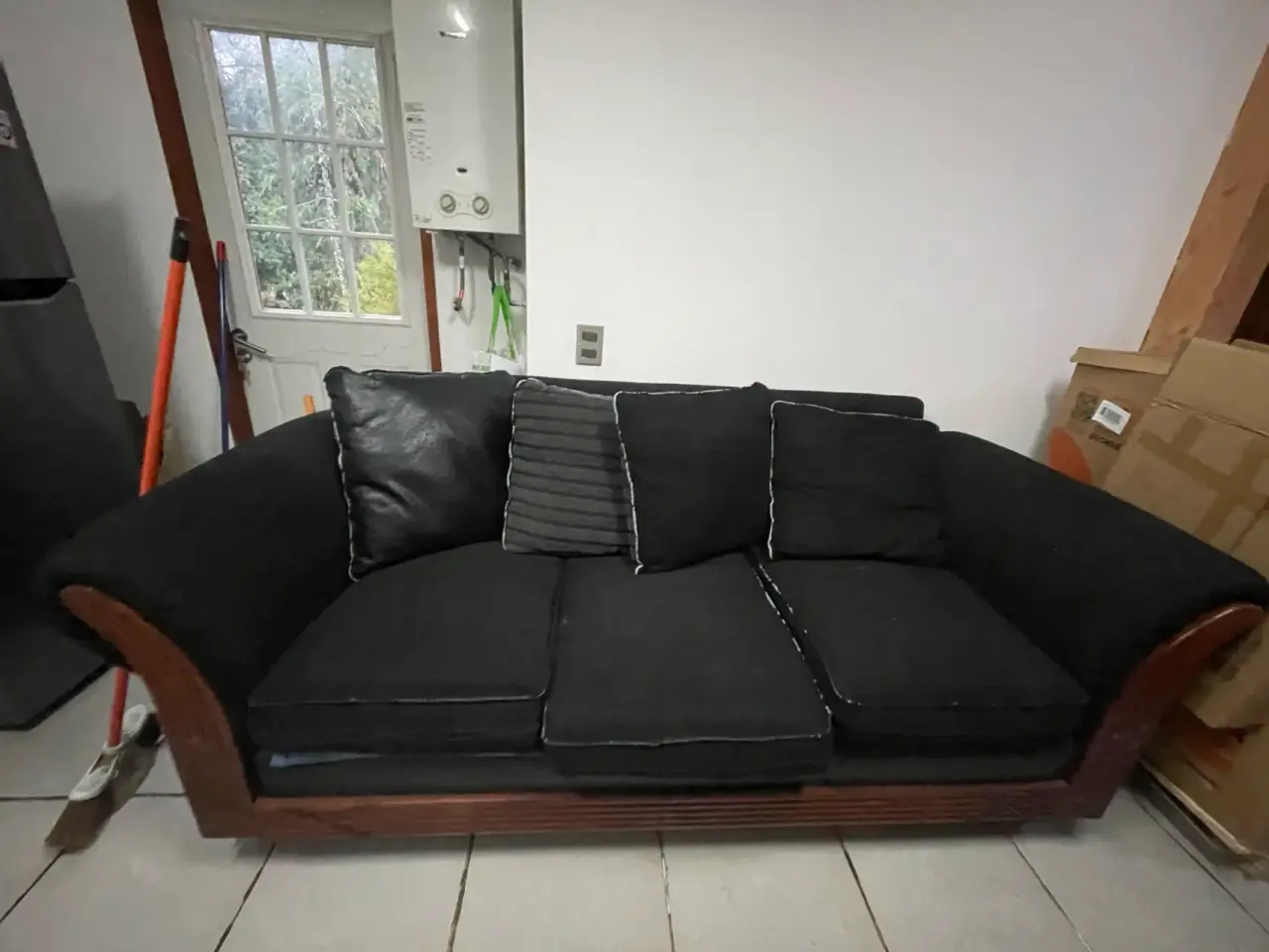 Sofá negro de tres cuerpos - miniatura 3