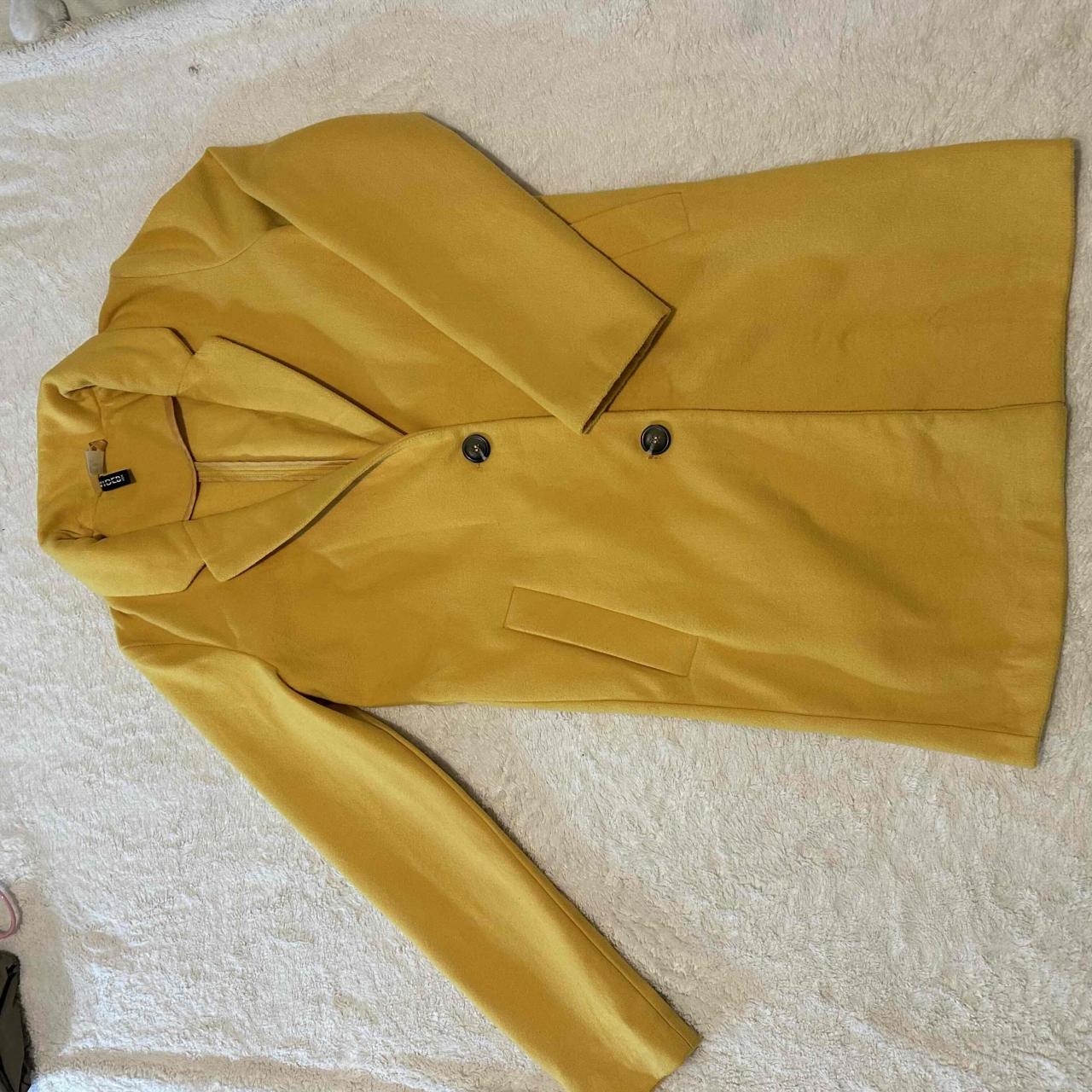 Abrigo amarillo mostaza elegante