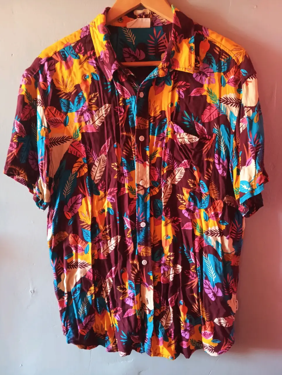 Camisa hawaiana colorida