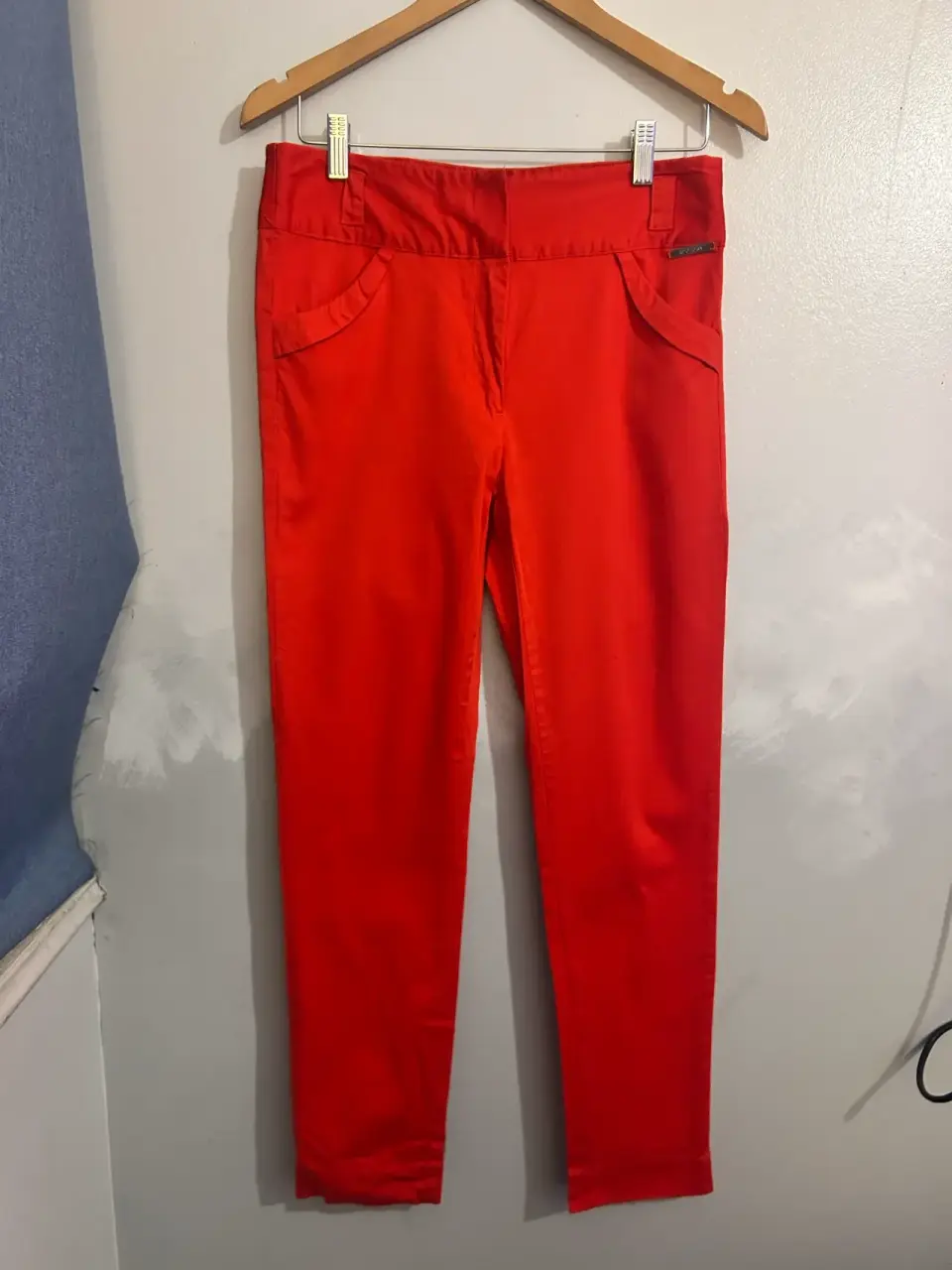 Pantalones rojos de mujer - miniatura 1