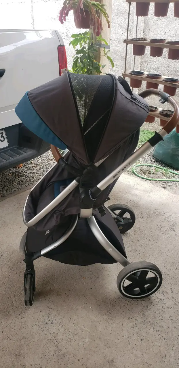 Coche de bebé negro y azul