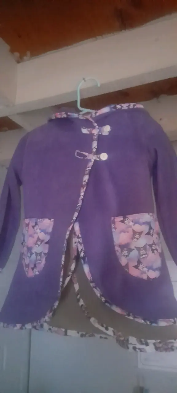 Abrigo infantil morado con capucha - miniatura 1