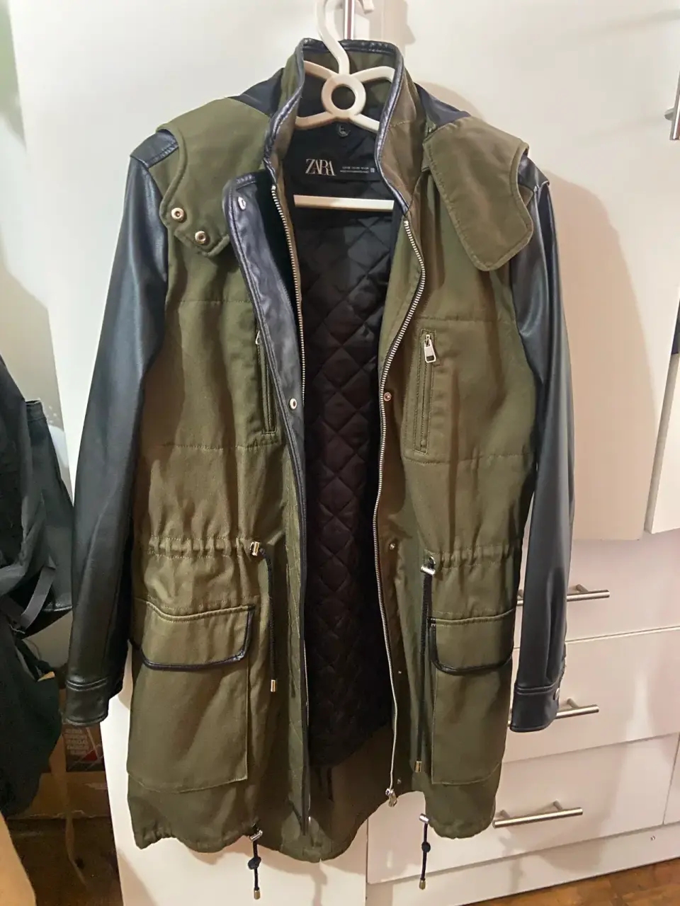 Parka verde con mangas de cuero - miniatura 1