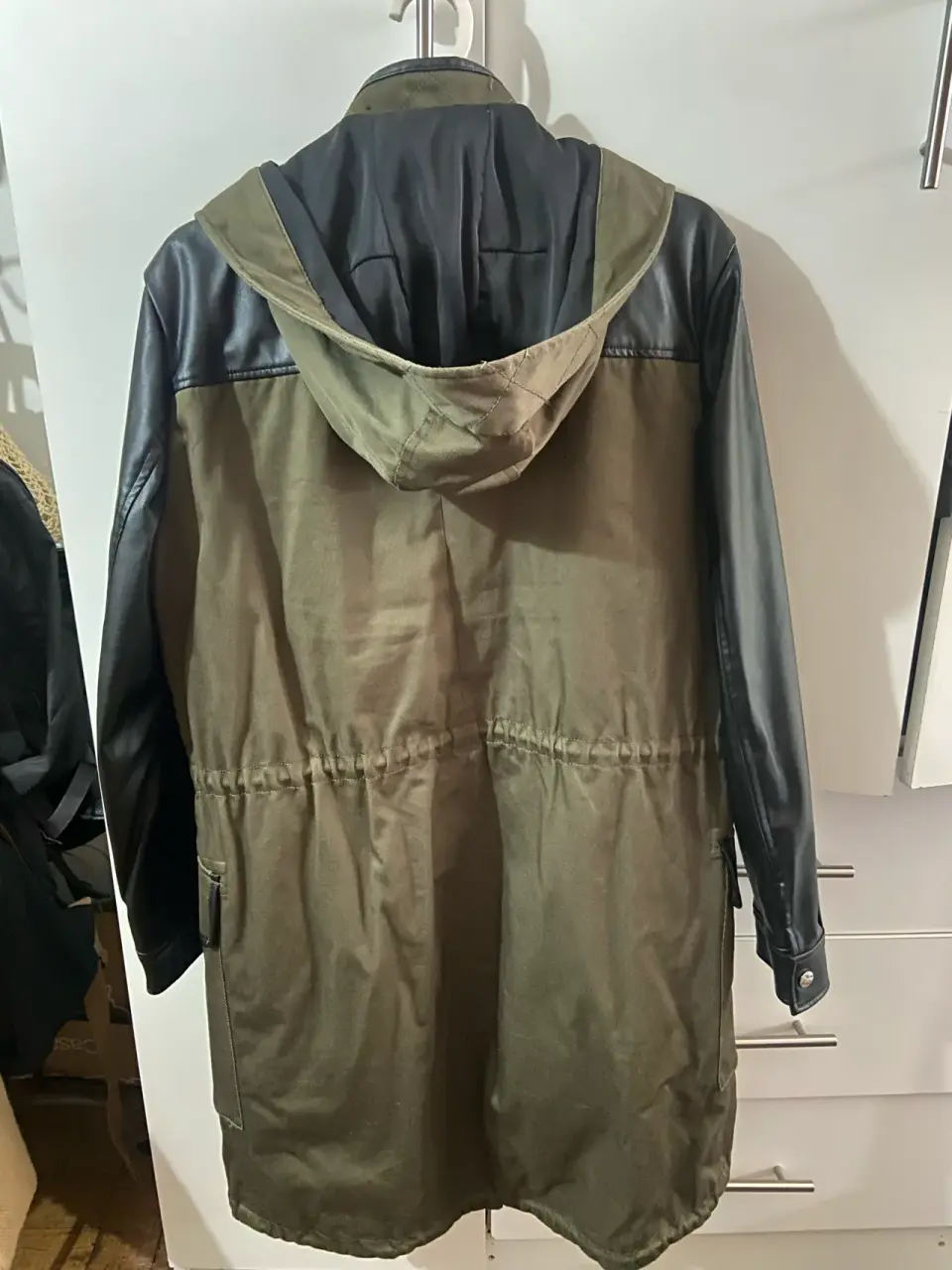 Parka verde con mangas de cuero - miniatura 4