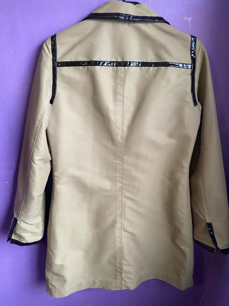 Trench beige con detalles negros - miniatura 2