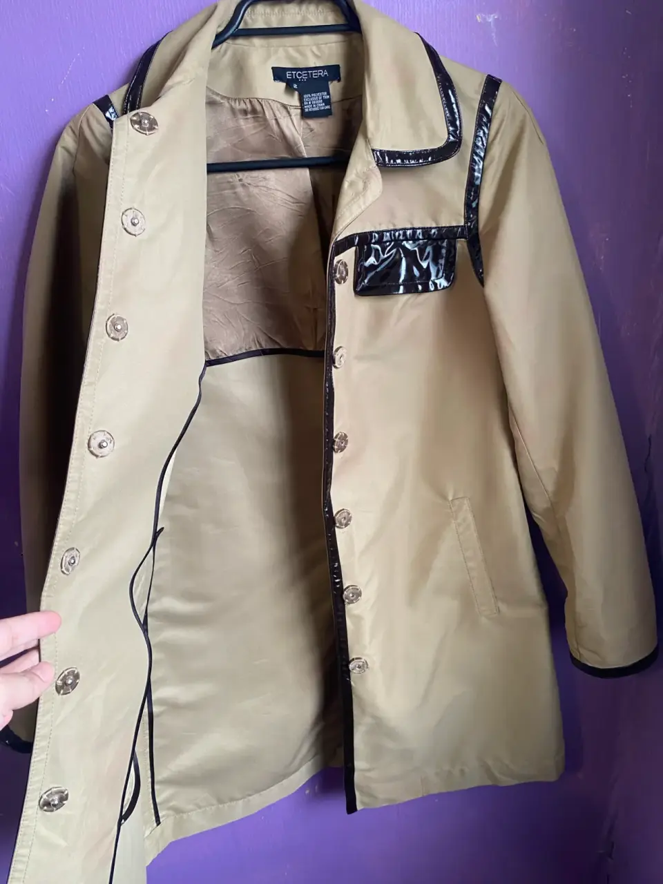 Trench beige con detalles negros - miniatura 3