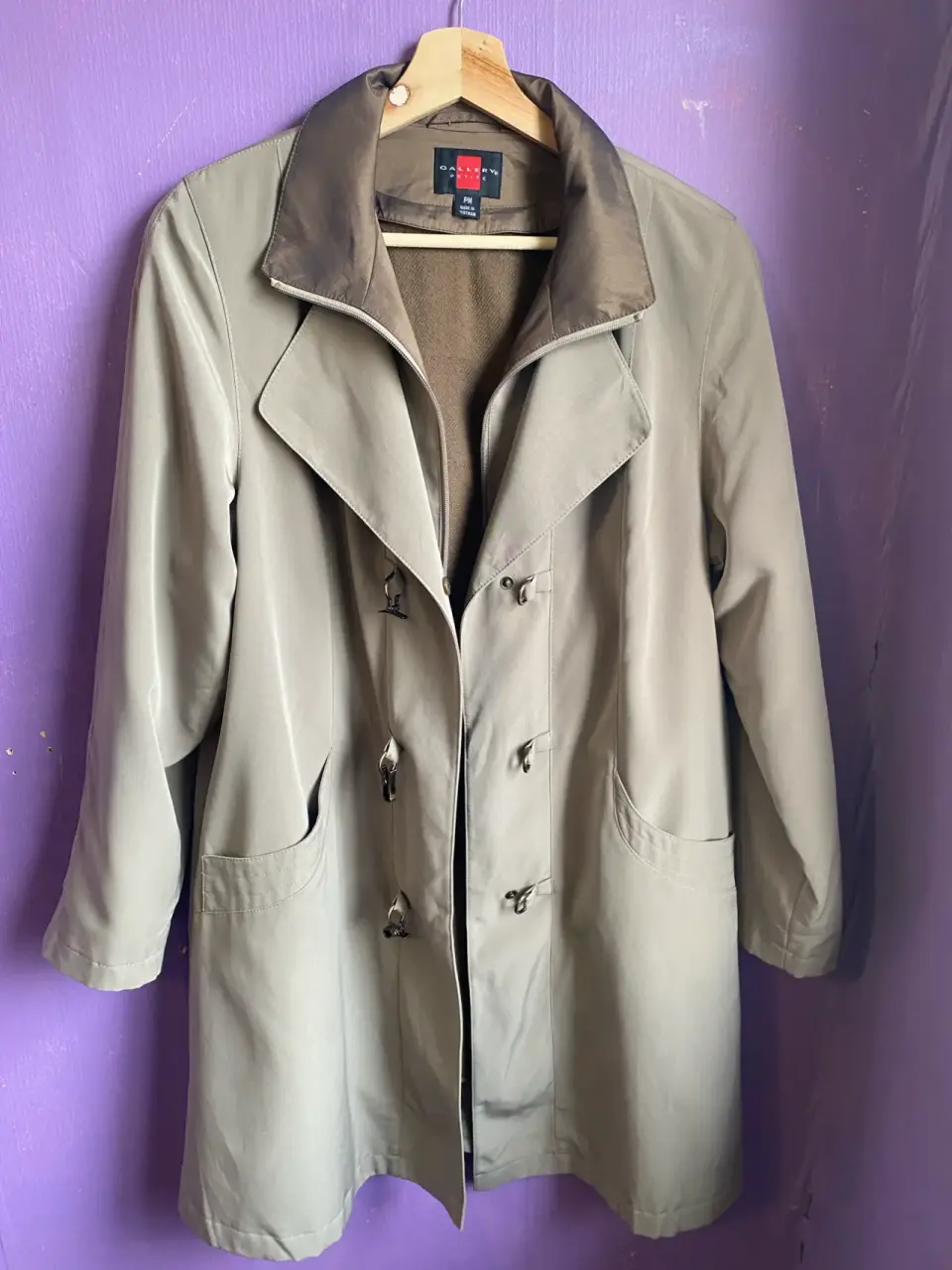 Abrigo beige con cierre distintivo - miniatura 1