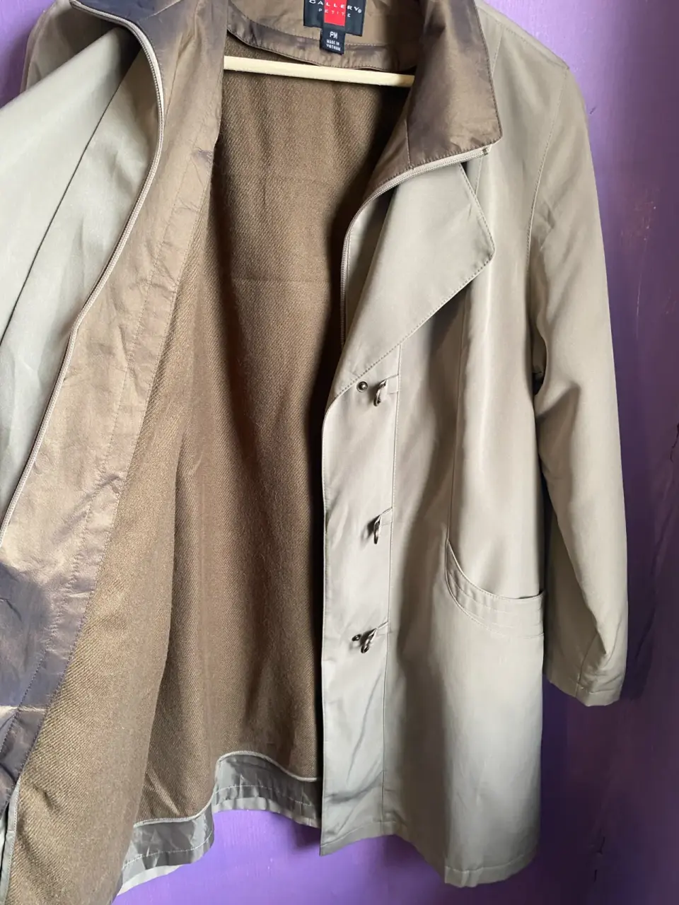 Abrigo beige con cierre distintivo - miniatura 2