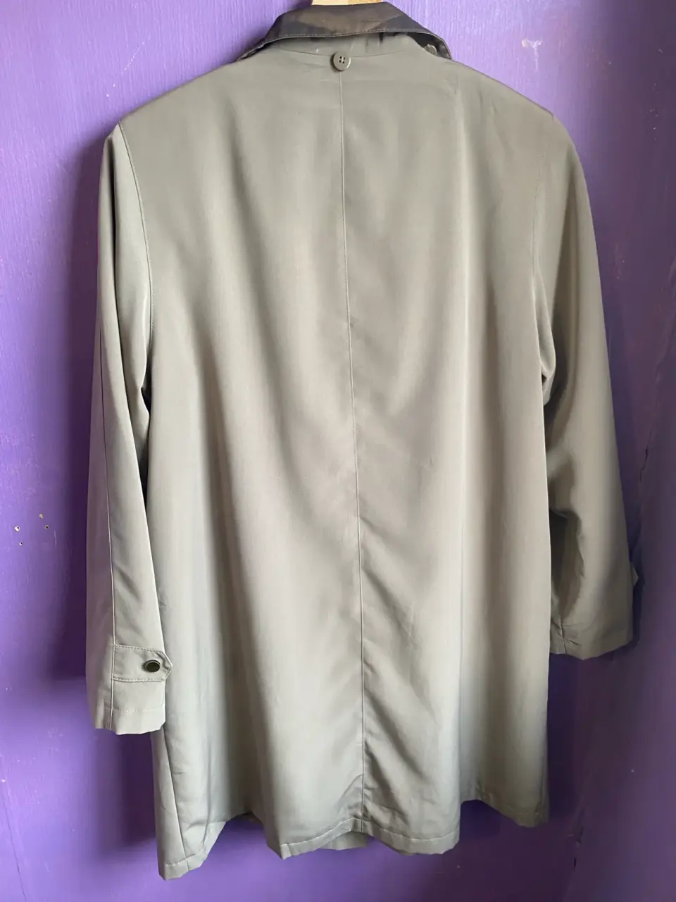 Abrigo beige con cierre distintivo - miniatura 3