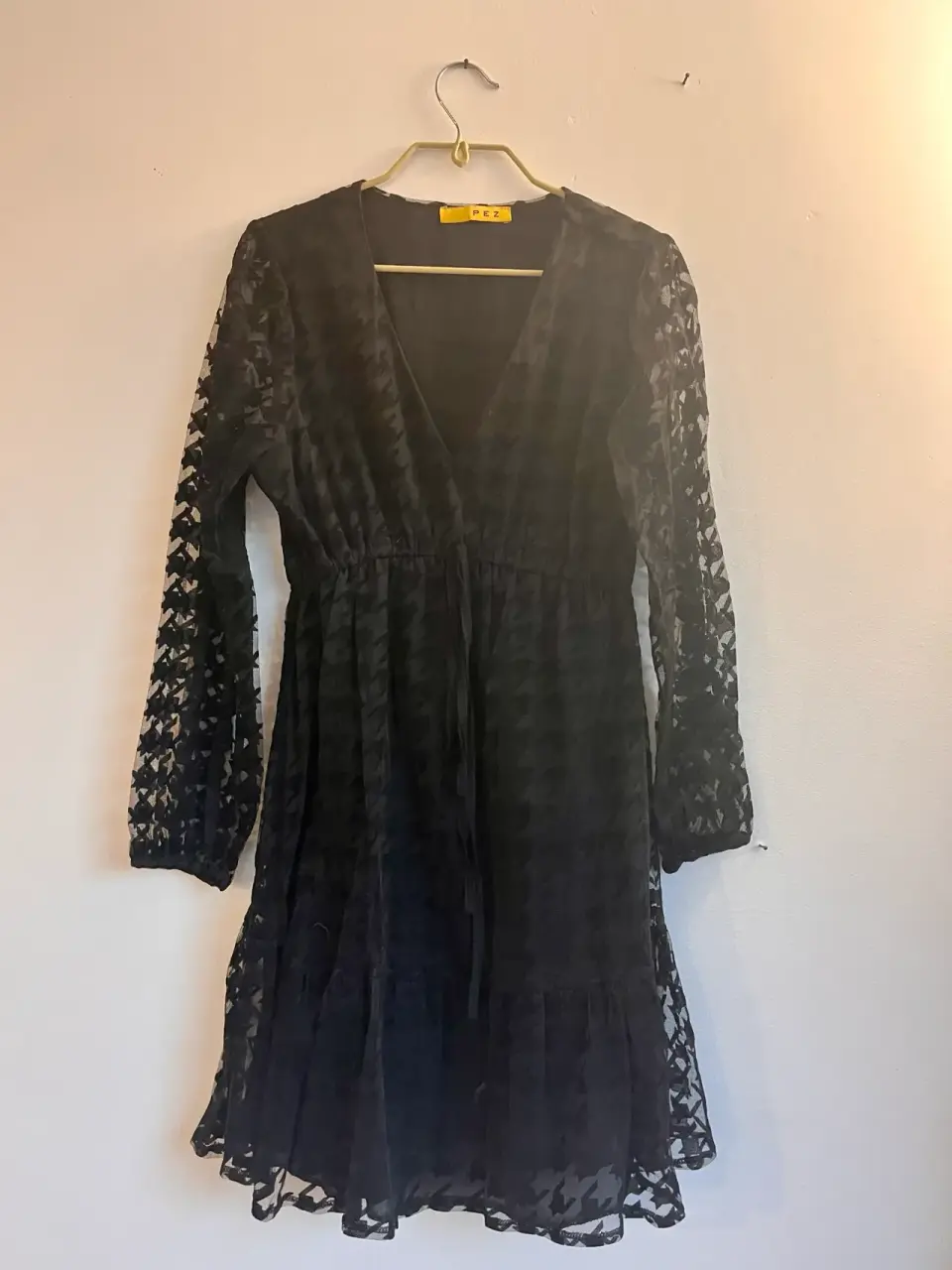 Vestido negro semitransparente - miniatura 2