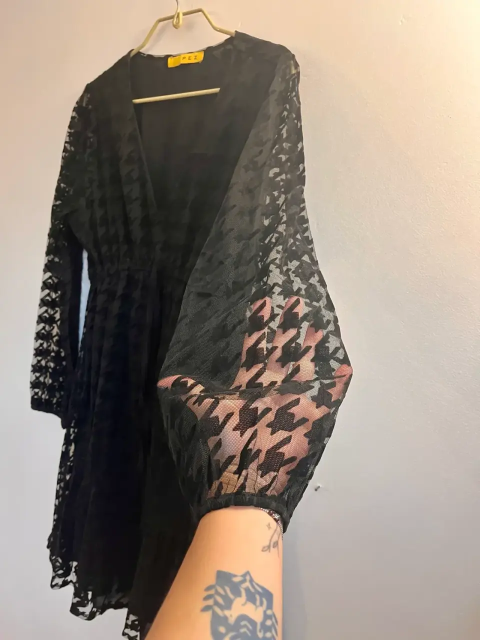 Vestido negro semitransparente - miniatura 3