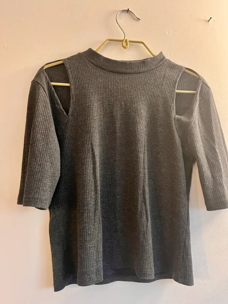 Polera gris con hombros descubiertos - miniatura 2