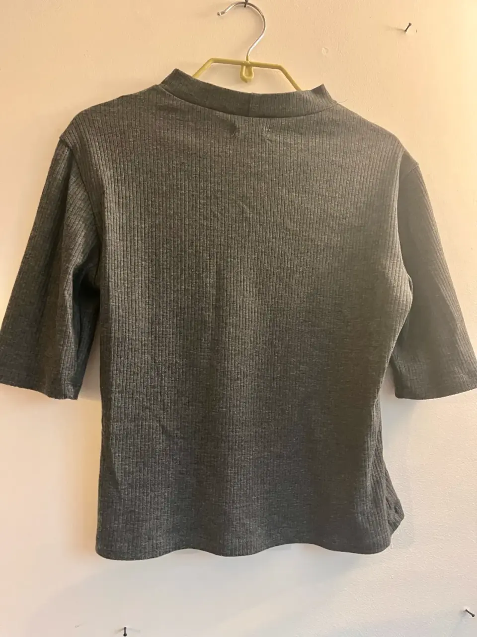 Polera gris con hombros descubiertos - miniatura 3
