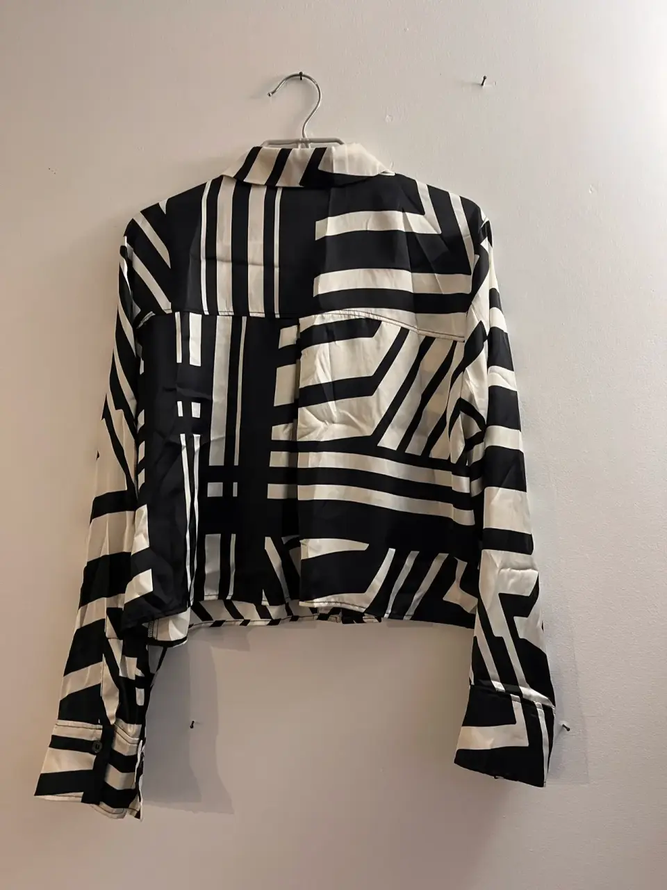 Blusa Zara tipo seda en blanco y negro - miniatura 2