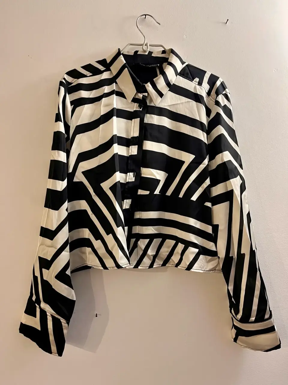 Blusa Zara tipo seda en blanco y negro - miniatura 3