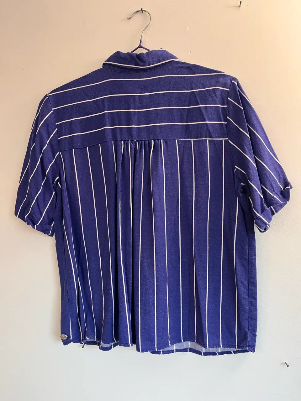 Blusa azul con líneas blancas - miniatura 2